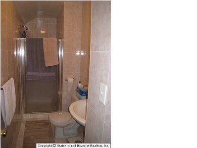 210 Essex Dr, Staten Island, NY 10314 - photo 5