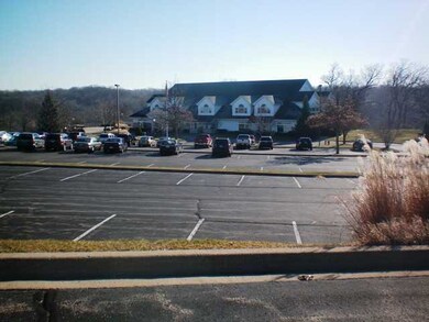 4524 N Thornhill Dr unit 105 D, Peoria, IL 61615 - photo 6