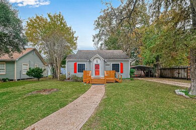 812 W Blum St, Alvin, TX 77511 - photo 6