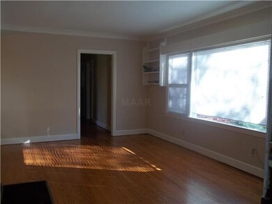 LARGE LIVING ROOM WITH BIG PICTURE WINDOW!