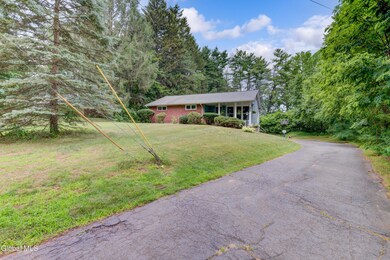 909 Ash Tree Ln, Schenectady, NY 12309 - photo 2