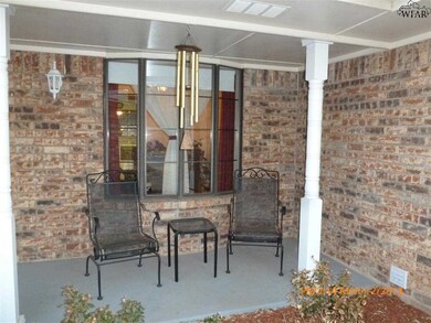 Nice porch area to welcome your guest!