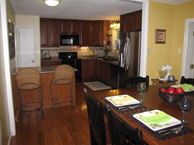 KITCHEN/DINING