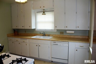 216 Dixwell Ct, Davenport, IA 52802 - photo 5