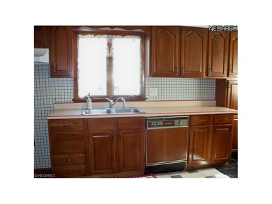 Large workable kitchen w/ ceramic floor.