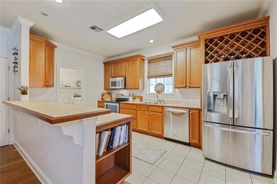 Great Kitchen with Breakfast bar and custom 42 in