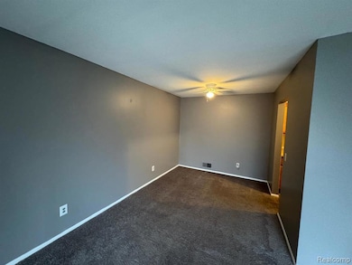 587 E Fox Hills Dr, Bloomfield Hills, MI 48304 - photo 4