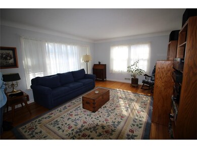 Livingroom w/hardwood floors