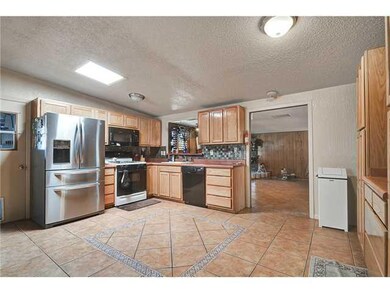 Kitchen. Lots of cabinet space
