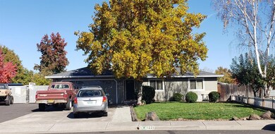 1221 Far West Ave, Central Point, OR 97502 - photo 3