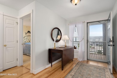 7-web-or-mls-1323-Ballast-Point-Foyer