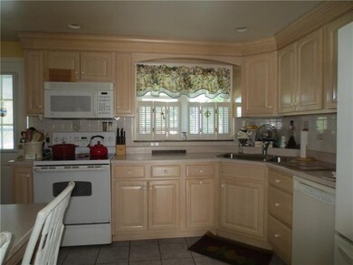Gorgeous updated fully equipped maple kitchen!