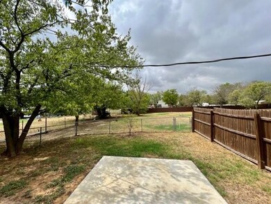 566 Arvel Cir, Azle, TX 76020 - photo 4