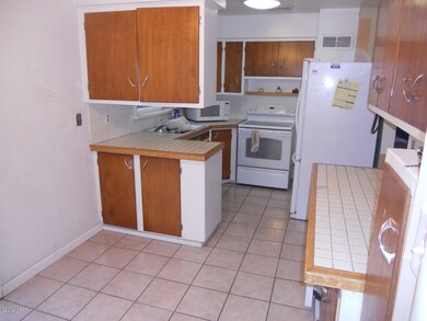 Kitchen & dining area