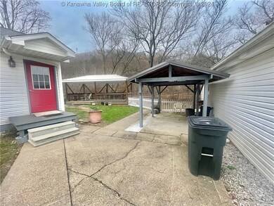 710 Hemlock Dr, Elkview, WV 25071 - photo 6