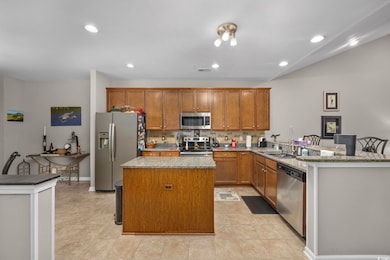 Kitchen with decorative backsplash, kitchen penins