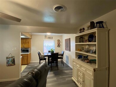 1101 Elmwood St, Gainesville, TX 76240 - photo 4