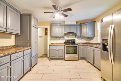 564 Dillon St, Crossville, TN 38555 - photo 7