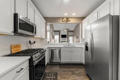 907 Bluebell Cir, Joliet, IL 60431 - photo 5