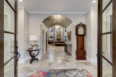 This inviting entry draws you in and knocks your s