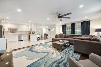 Cook, dine, and lounge—without missing a moment! T