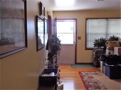 Nice entry with lovely wood floors. Large room tha