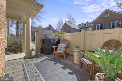 5711 Mayfair Manor Dr, Rockville, MD 20852 - photo 4