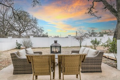 319 W Live Oak St, Fredericksburg, TX 78624 - photo 2