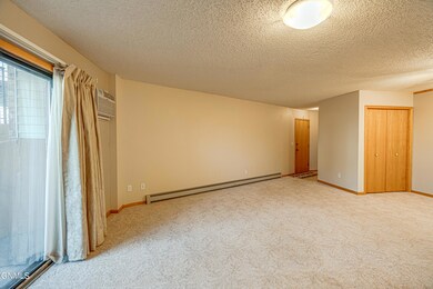 2710GatewayAve1F_0007