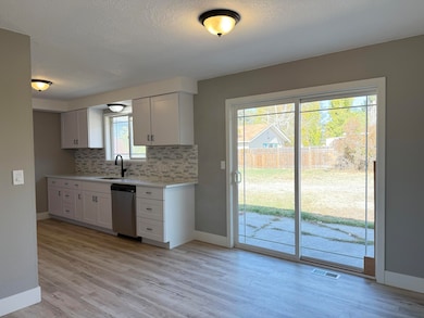 4199 Hilyard Ave, Klamath Falls, OR 97603 - photo 6