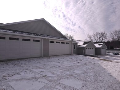 709 Washington St unit 4, Decorah, IA 52101 - photo 2