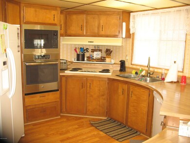5830 Flying Circle Kitchen (2)