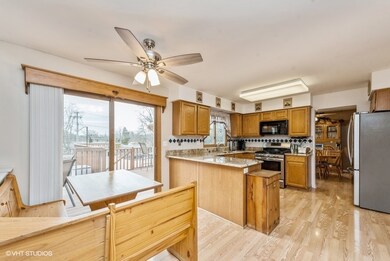 1002 Cortney Cir, Carpentersville, IL 60110 - photo 5