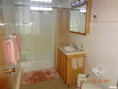 125 Southgate St, Lincoln, IL 62656 - photo 6