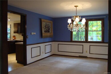 Extra Spacious Dining Room to Entertain Friends & 