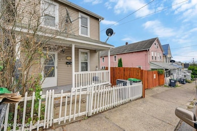 635 Vine St, Freeland, PA 18224 - photo 2