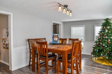 Side sunroom, great area for a dining room or fami