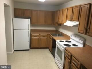 5642 Oak Tanager Ct, Burke, VA 22015 - photo 3