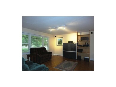 Large Living Room w/Beautiful Hardwood Flooring