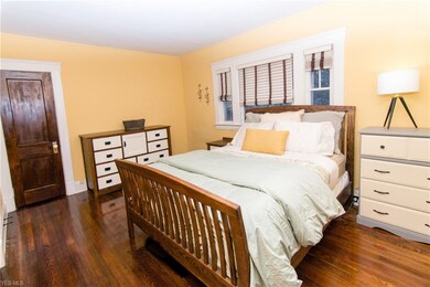 Large Master bed room fits King Size bed