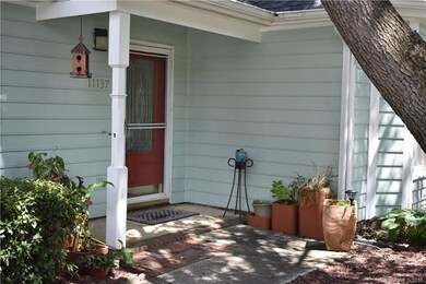Nice covered entryway, plenty of shade.
