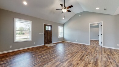 114 E Bomar Ct, Shelbyville, TN 37160 - photo 2