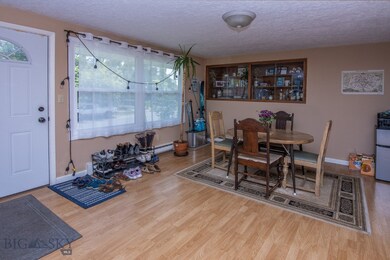 823 Villard Dining Area