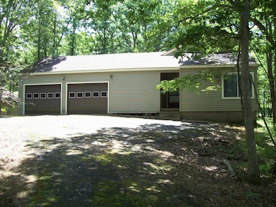 2112 Yorkshire Ct, Bushkill, PA 18324 - photo 3