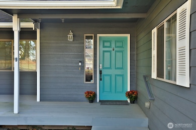 Come on in! If its raining you won't get wet - awesome covered porch.