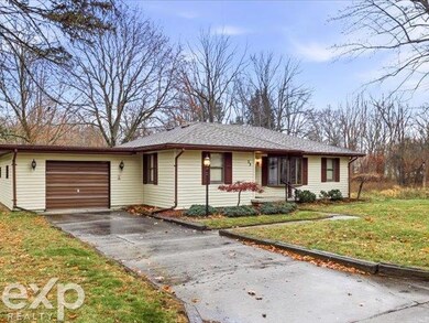 39 S Flower St, Croswell, MI 48422 - photo 2