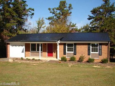 1585 Cliffwood Dr, Asheboro, NC 27205 - photo 2