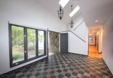 IMG_4132.jpg Foyer 1