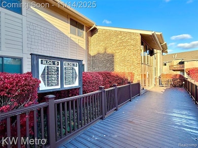 11773 Sycamore Dr unit 25, Plymouth, MI 48170 - photo 2