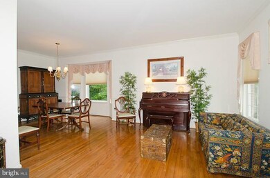 7622 Seabrook Ln, Springfield, VA 22153 - photo 2